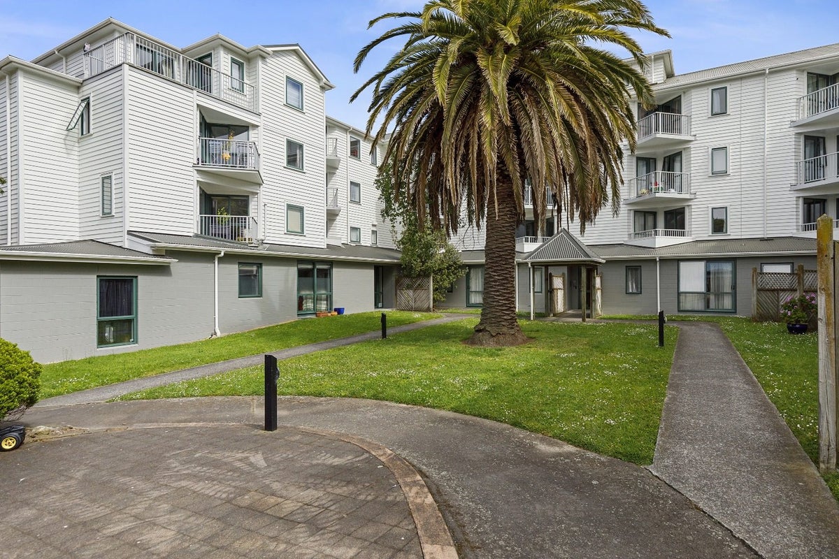D11/13 Palm Grove, Berhampore, Wellington - Carousel 1