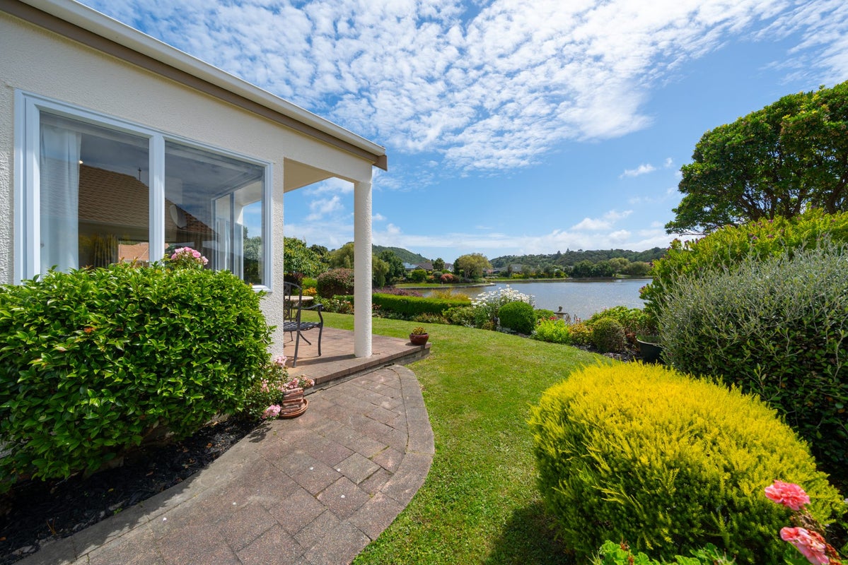 4 Lakeside Villas, WHITBY, PORIRUA - Carousel 1