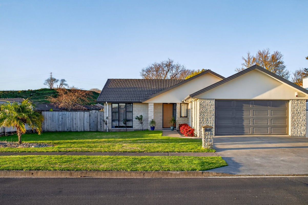 45 Sterling Park, Lytton West, Gisborne - Carousel 1