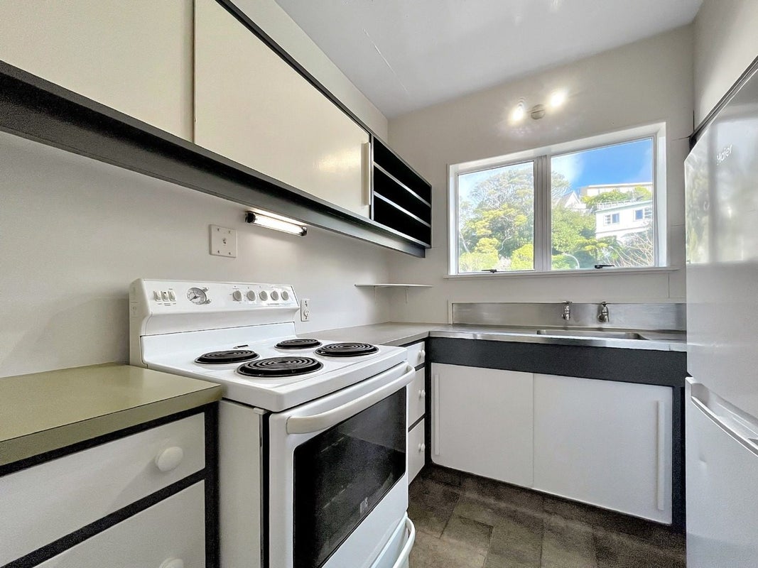 6/161 Glenmore Street, Kelburn, Wellington - Carousel 2