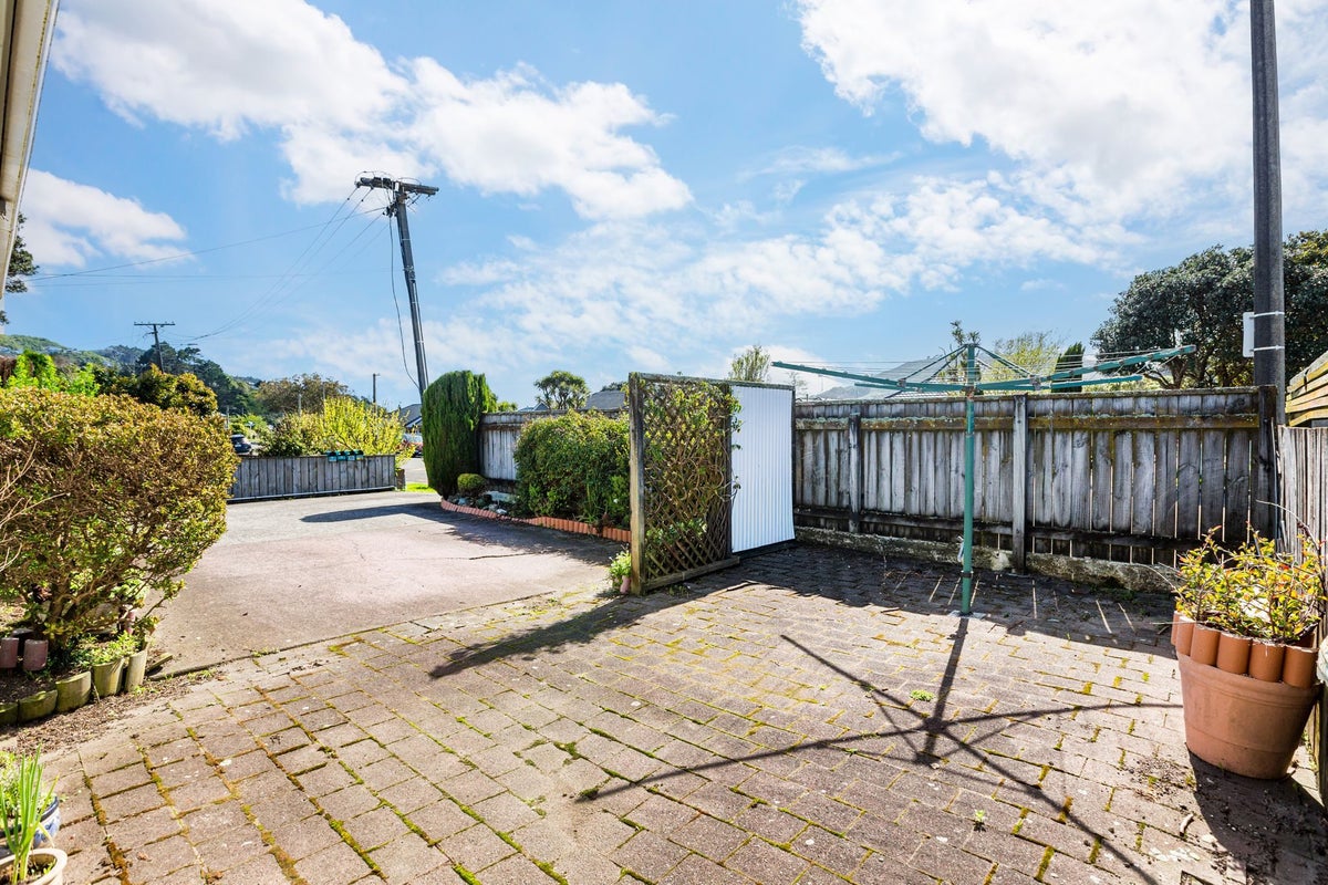 45A Oxford Street, Tawa, Wellington - Carousel 24