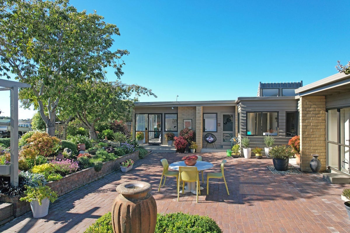 11 Leven Street, South Hill, Oamaru - Carousel 1