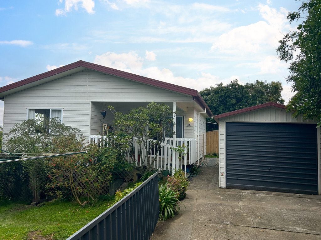 3A Roberts Street, Tawa, Wellington - Carousel 1