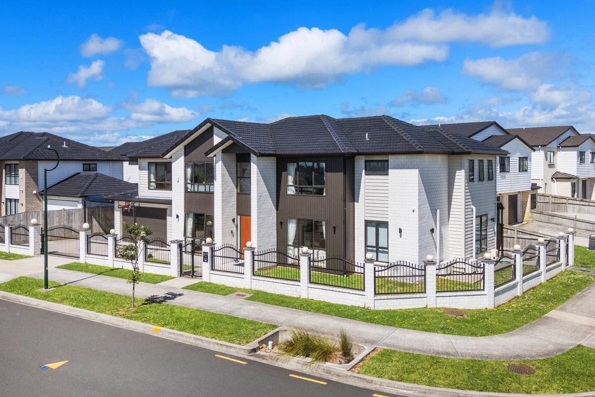 72 Charlestown Drive, Flat Bush, Auckland - Carousel 2