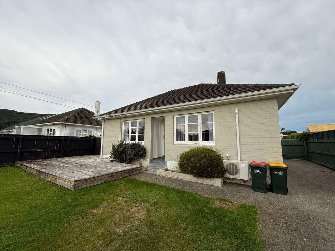 10 Brown Grove, Fairfield, Lower Hutt - Carousel 1