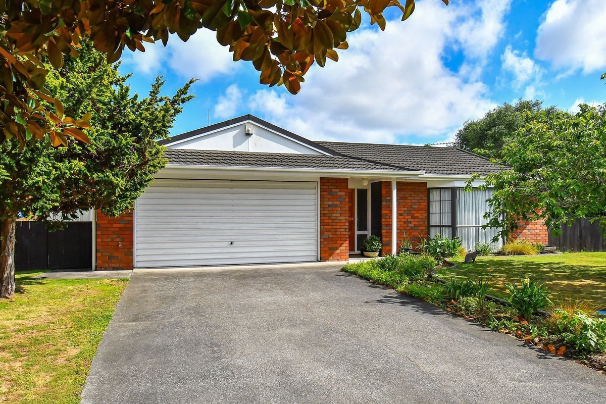 3 Donegan Place, Conifer Grove, Takanini - Carousel 1