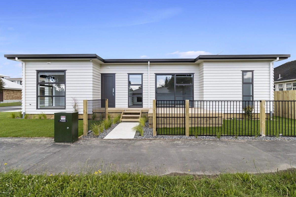 1/2 Searancke Place, Fairfield, Hamilton - Carousel 1