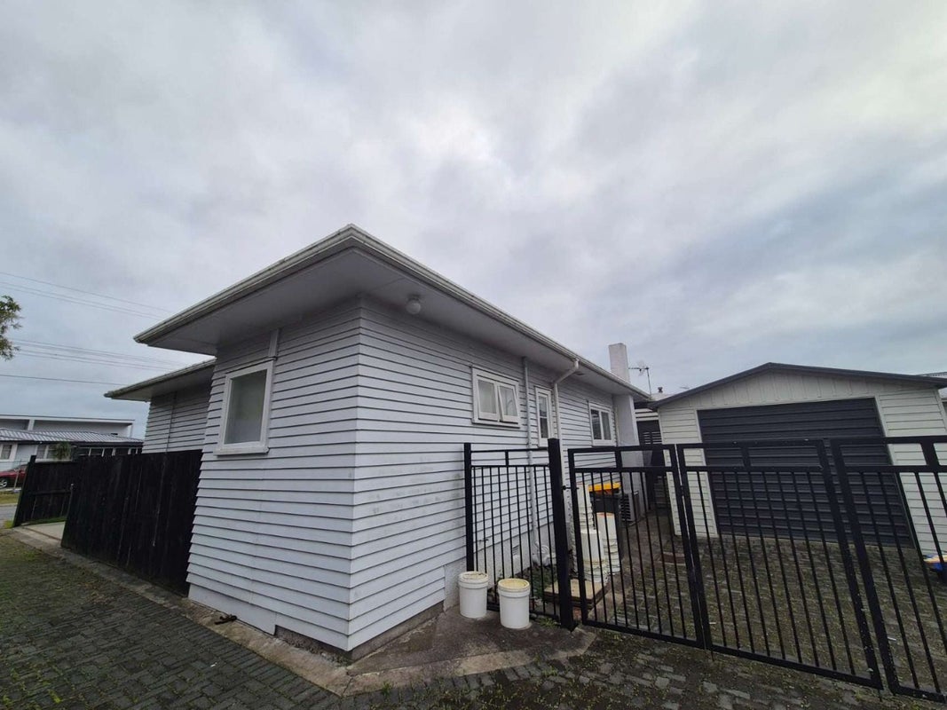 11 Vanguard Road, Kelston, Auckland - Carousel 13