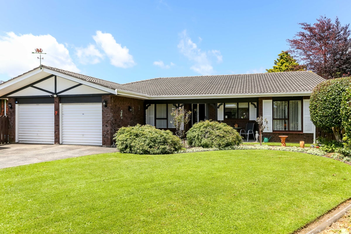 7 Alpine Grove, Upper Vogeltown, New Plymouth - Carousel 2
