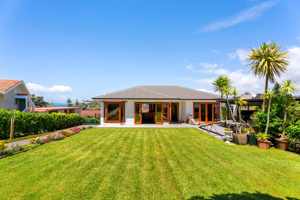 7 Brighton Terrace, Mairangi Bay, Auckland - Carousel 2