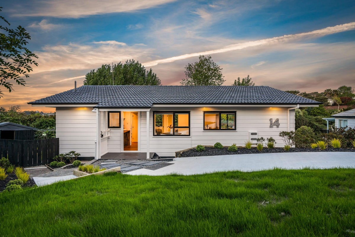 14 Landsdale Place, Massey, Auckland - Carousel 1