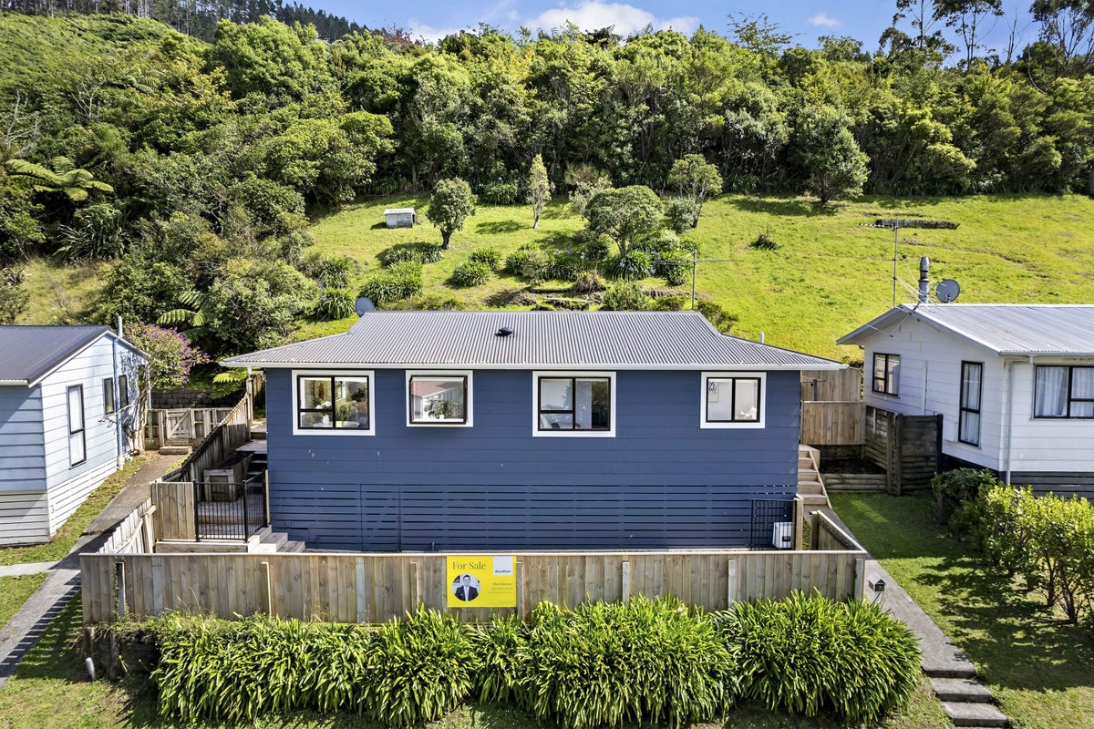 7 Westra View, Tawa, Wellington - Carousel 1