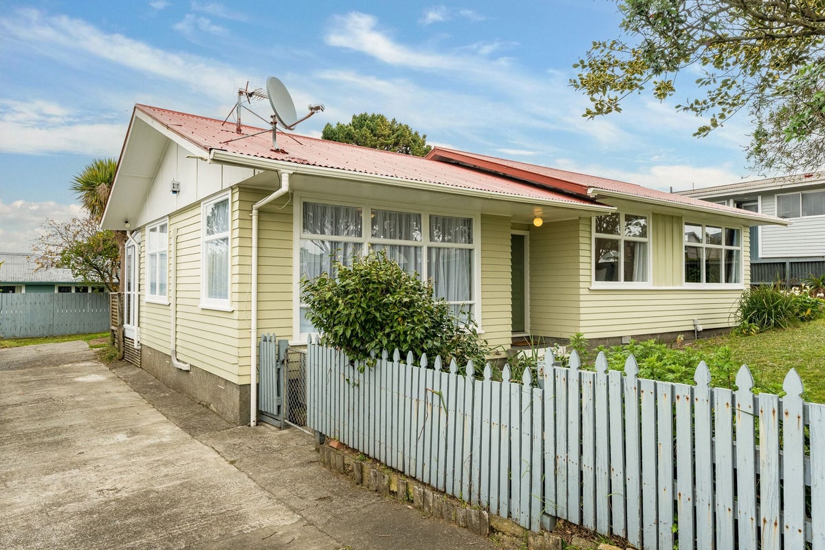 421 Warspite Avenue, Ascot Park, Porirua - Carousel 1
