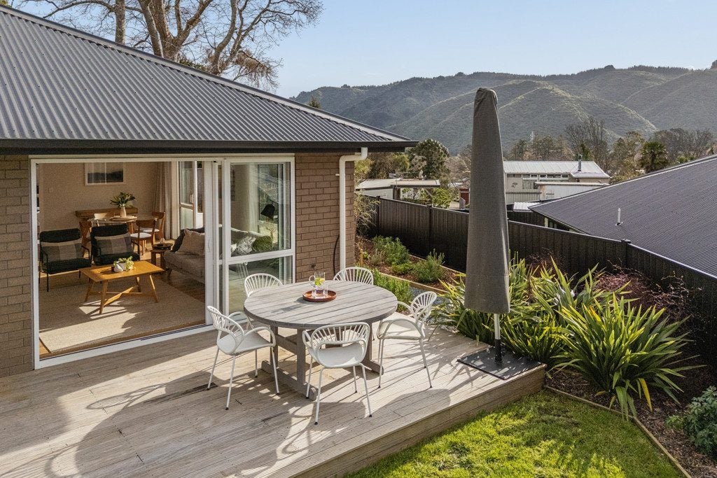 15 Rewarewa Way, Timberlea, Upper Hutt - Carousel 1