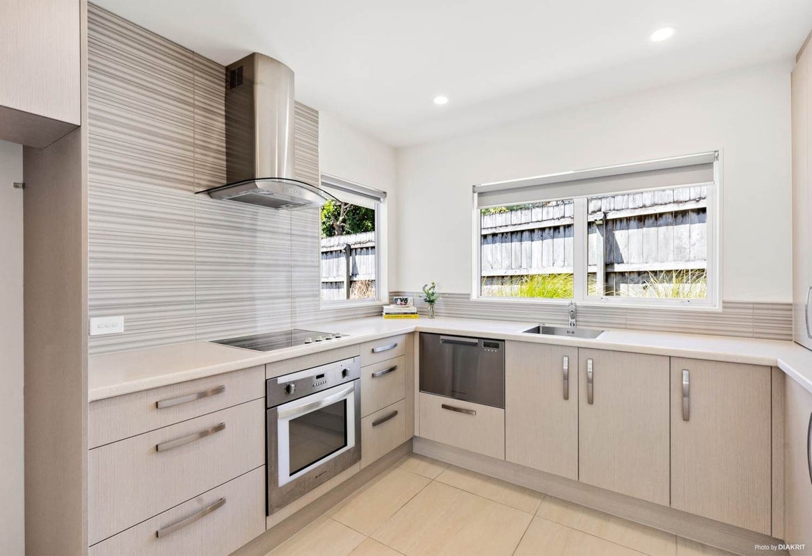 83 Fernhill Way, Oteha, Auckland - Carousel 1
