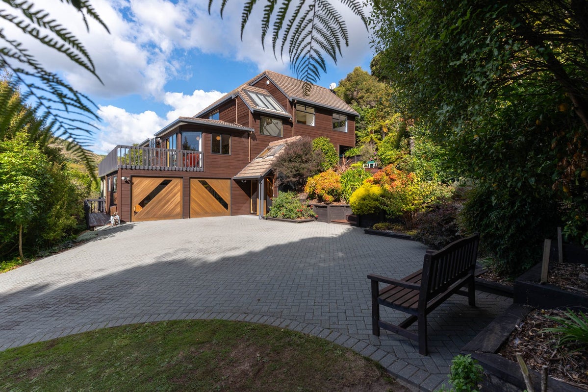 9 Furneaux Grove, Whitby, Porirua - Carousel 1