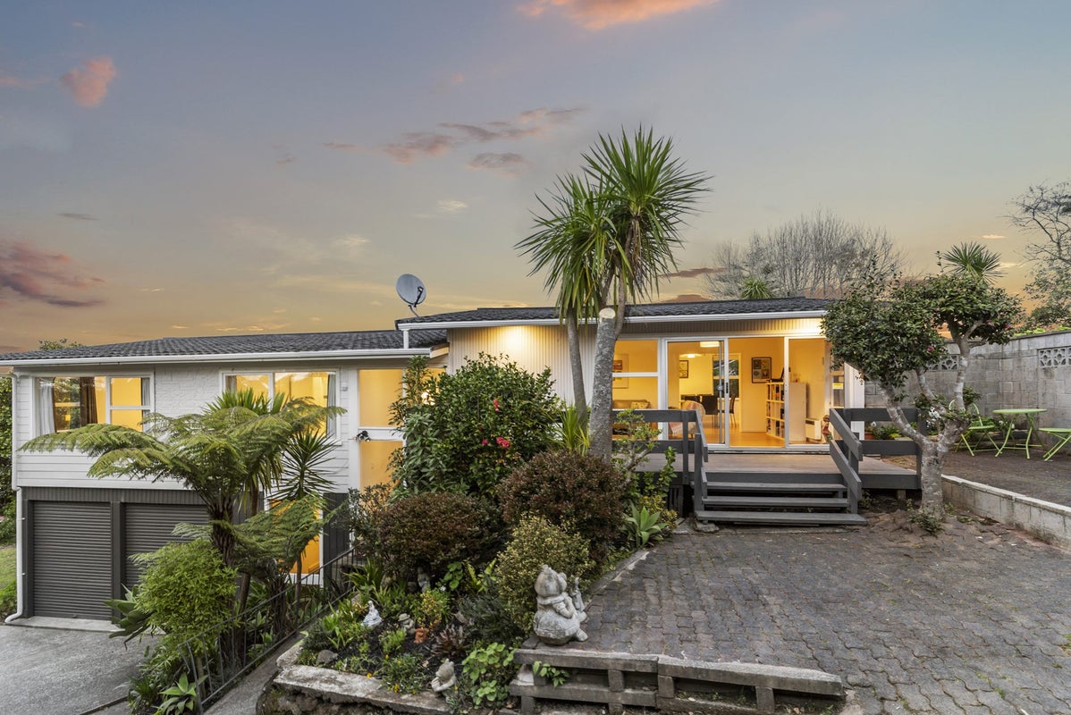 18 Easton Park Parade, Glenfield, Auckland - Carousel 1