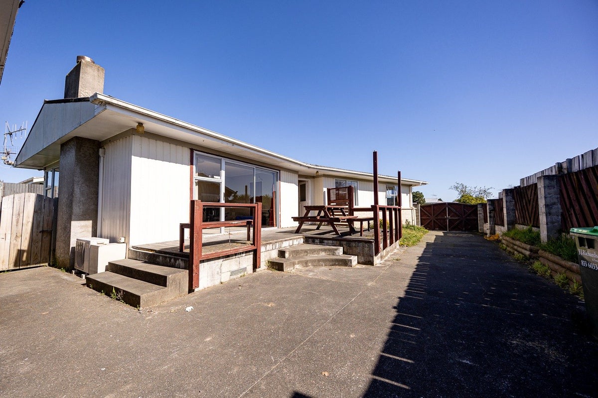 8 Foster Terrace, Onekawa, Napier - Carousel 1