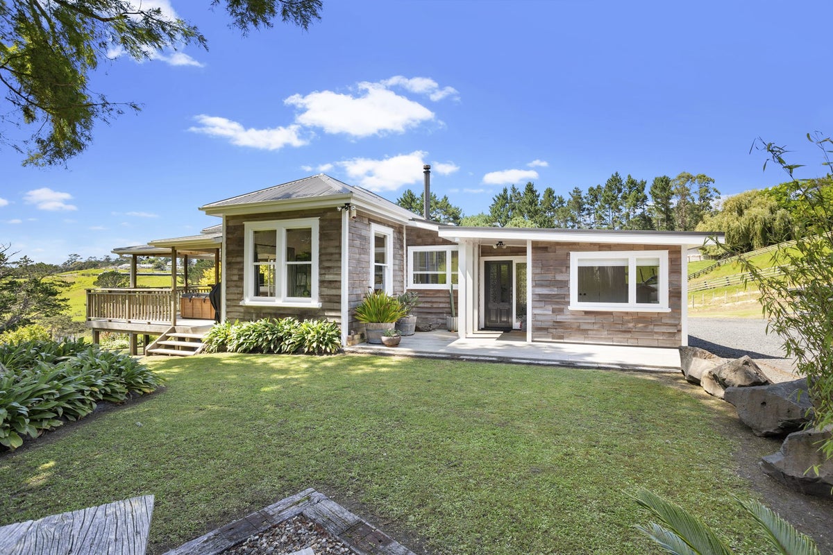 17 Amreins Road, Henderson - Carousel 1