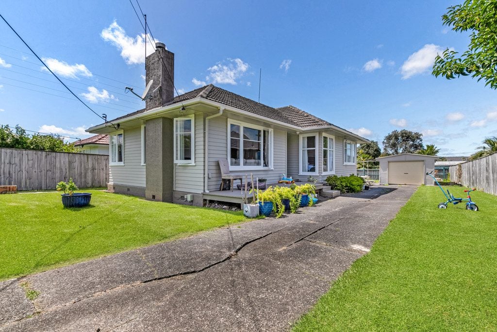 73 Roberts Road, Te Atatu South, Auckland - Carousel 1