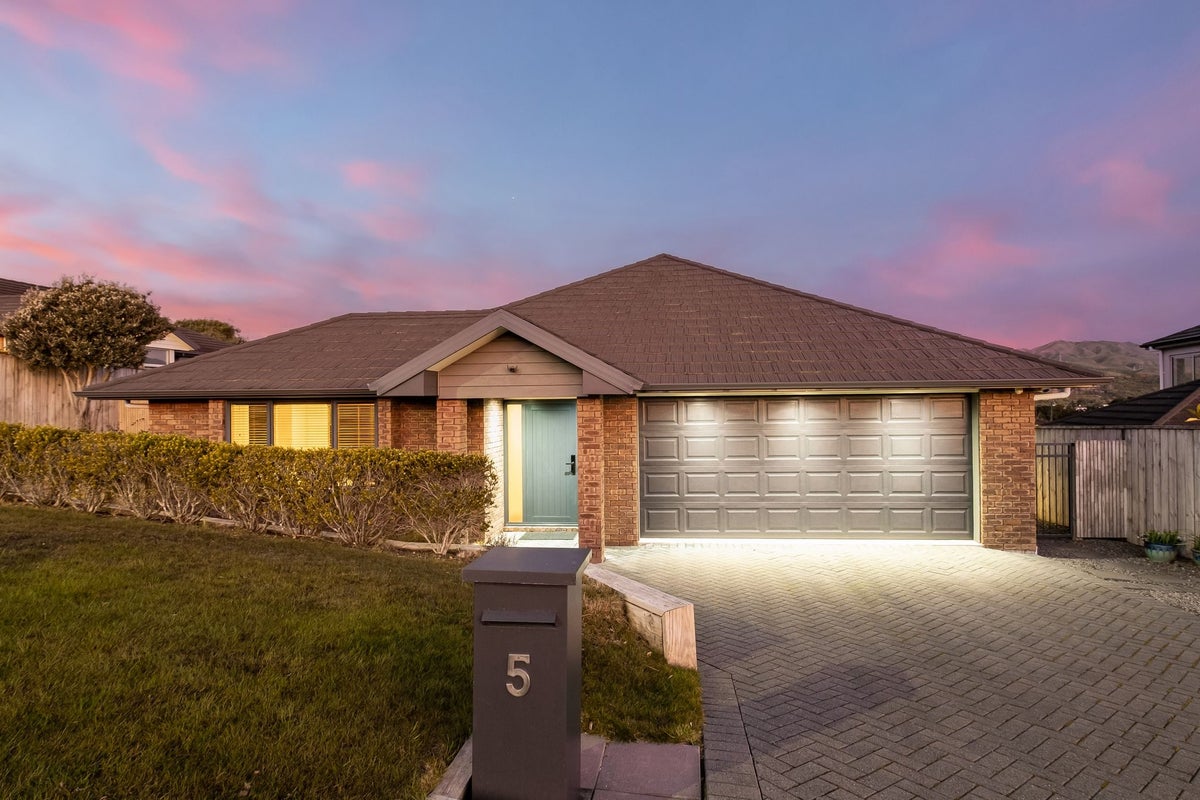 5 Paparoa Crescent, Aotea, Porirua - Carousel 1