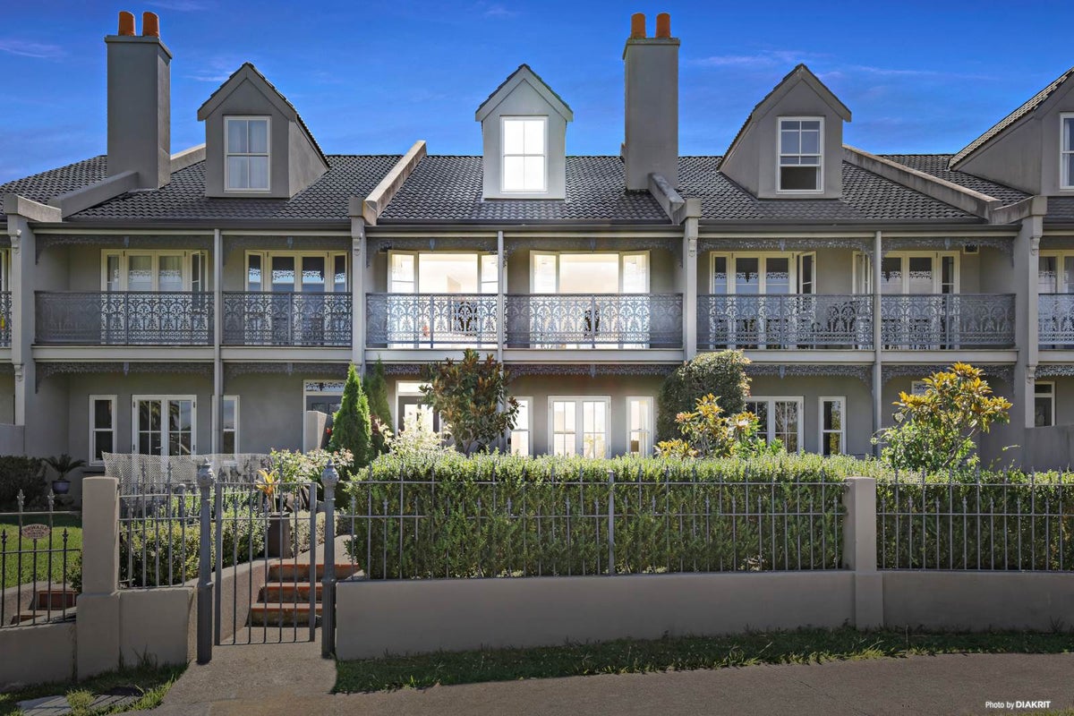 12 Leneford Drive, East Tamaki, Auckland - Carousel 1