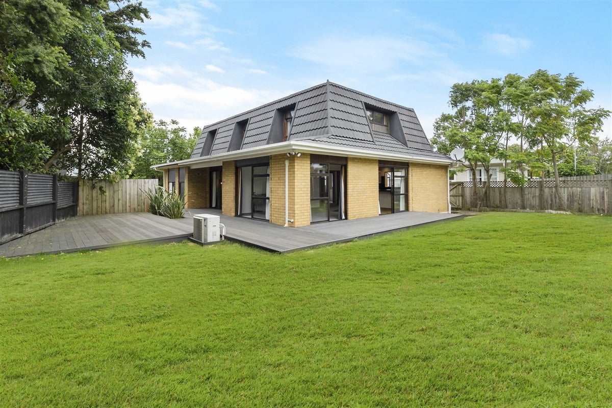 1/9 Gloria Avenue, Te Atatū Peninsula, Auckland - Carousel 1