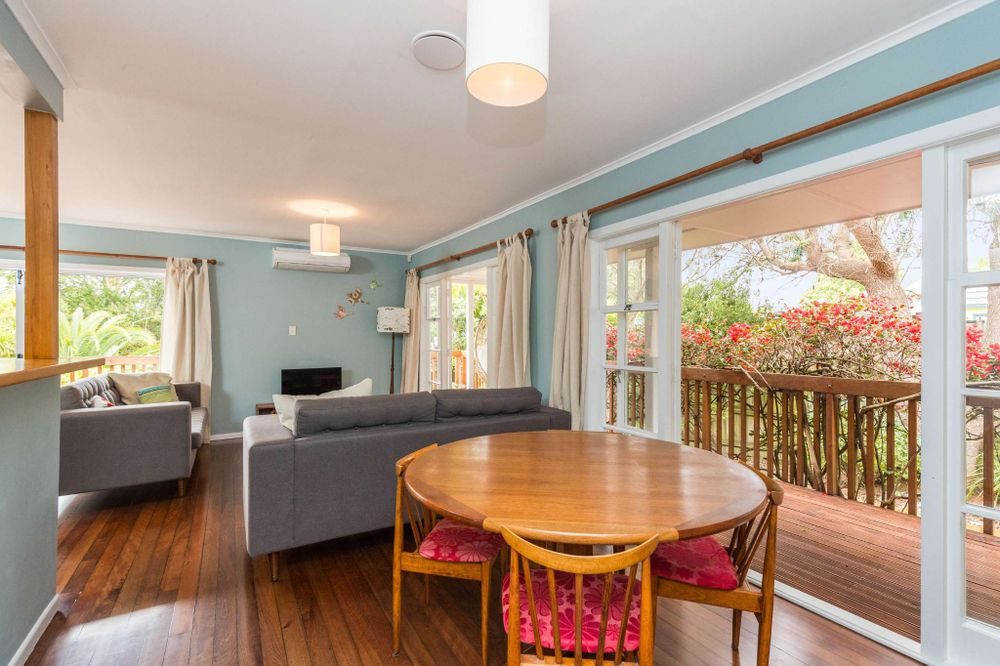 16B CRESTA AVE, Beach Haven, Auckland - Carousel 2