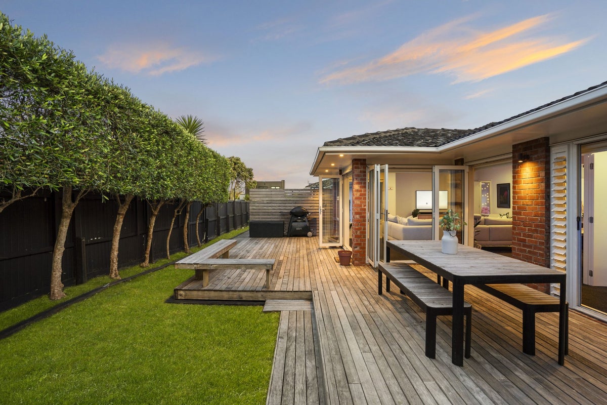 2/3 Knightsbridge Drive, Forrest Hill, Auckland - Carousel 2