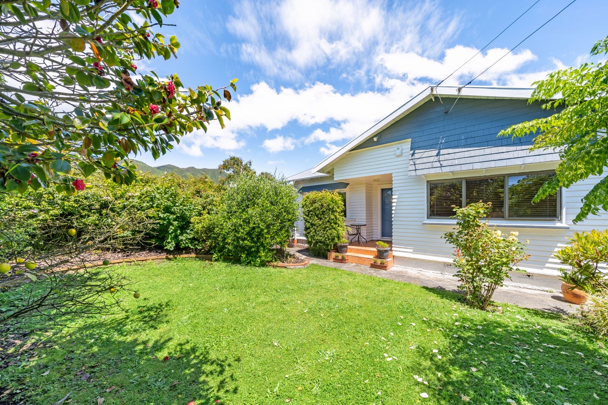 16 Waikare Avenue, Waiwhetu, Lower Hutt - Carousel 1