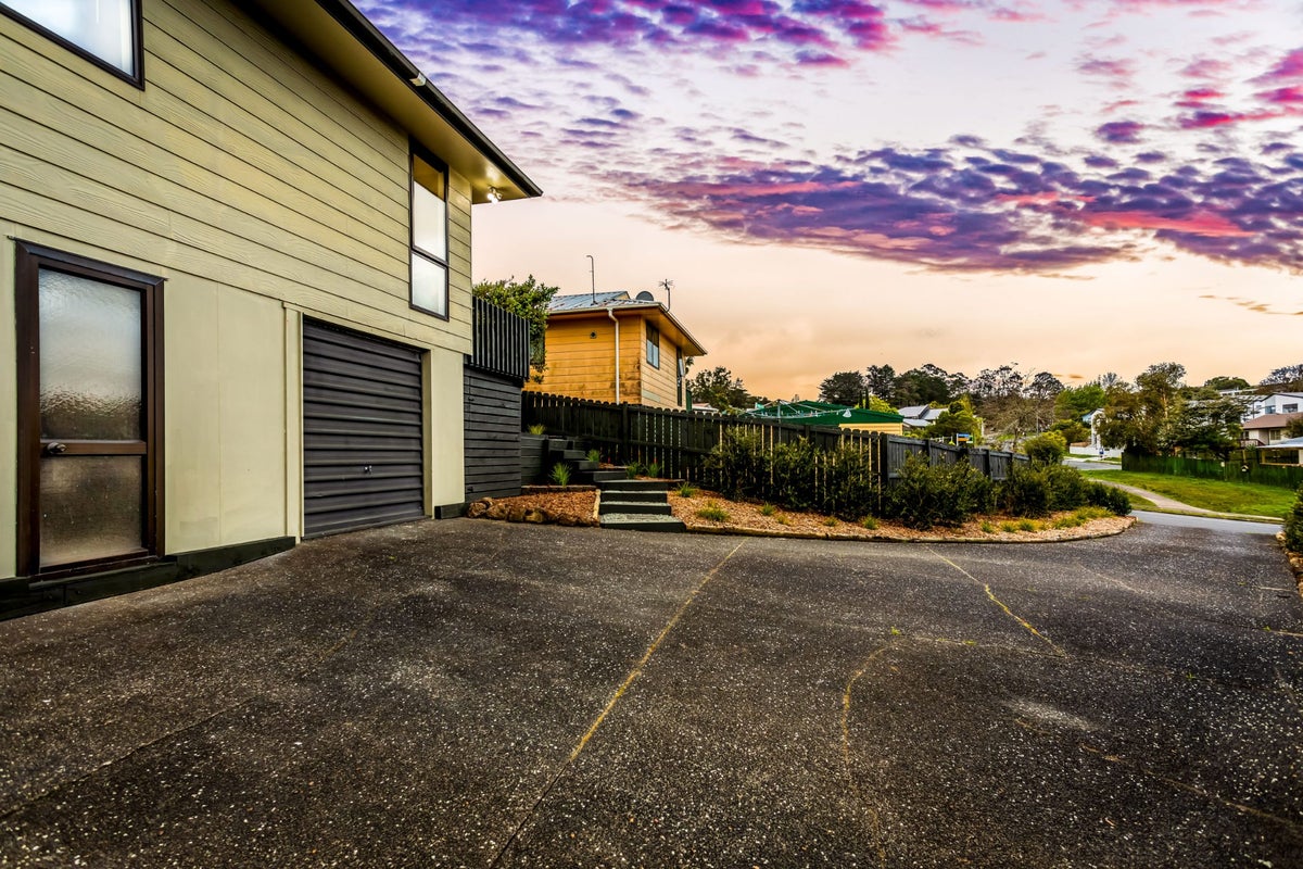 2/4 Elizabeth Drive, West Harbour, Auckland - Carousel 2