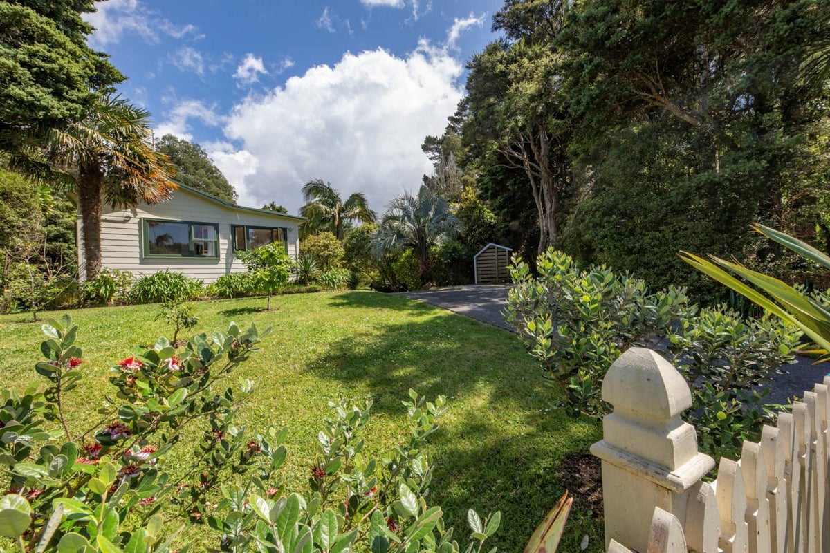 23 Kauri Point Road, Laingholm, Auckland - Carousel 1