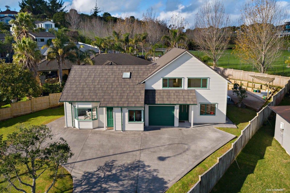 28 Graham Collins Drive, Windsor Park, Auckland - Carousel 1