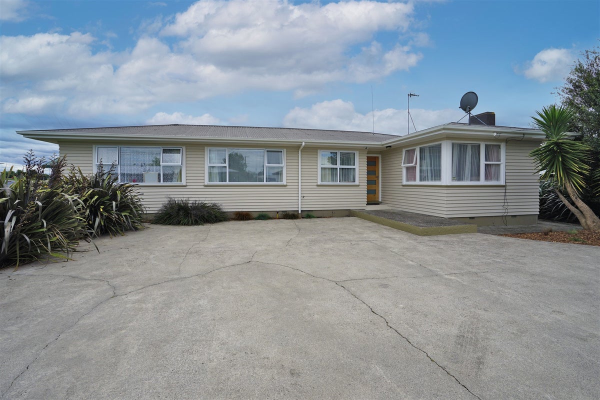 43 Sheridan Street, Silverdale, Hamilton - Carousel 1