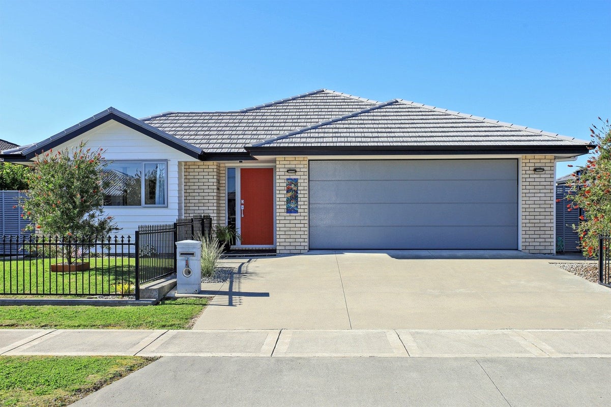 8 Manganui Place, Te Awa, Napier - Carousel 1