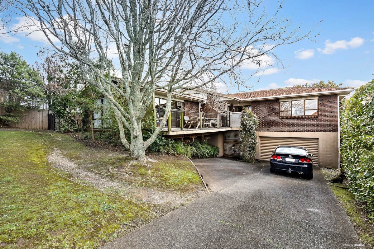 146 Oaktree Avenue, Browns Bay, Auckland - Carousel 1