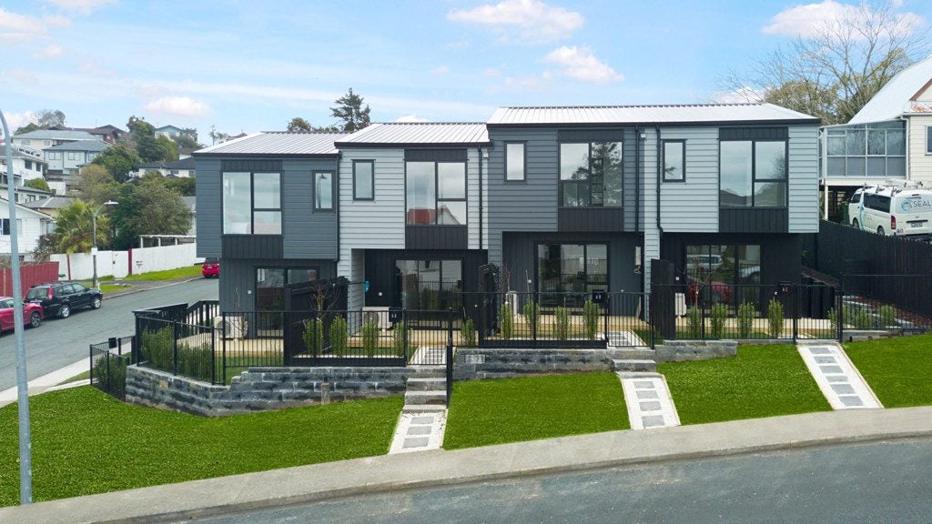 2/1B Tacitus Place, Totara Vale, Auckland - Carousel 2