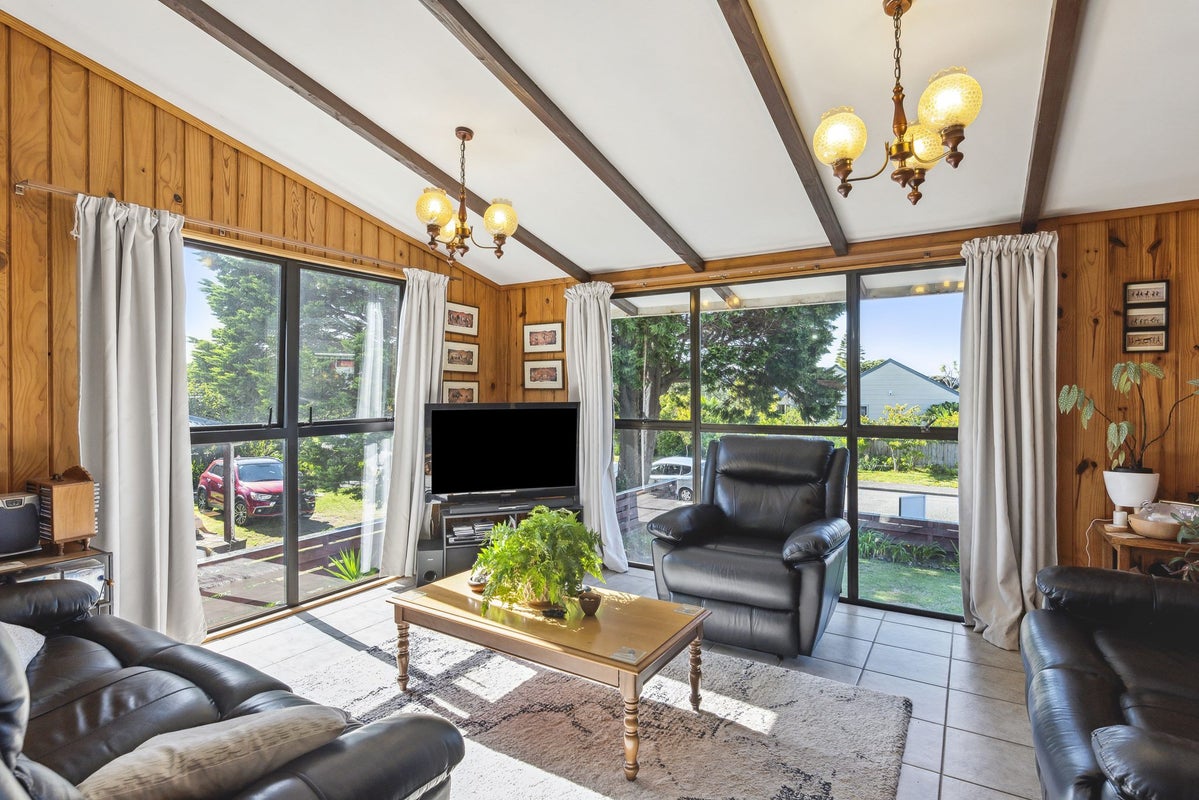 24 Freyberg Crescent, Waikanae Beach, Waikanae - Carousel 2