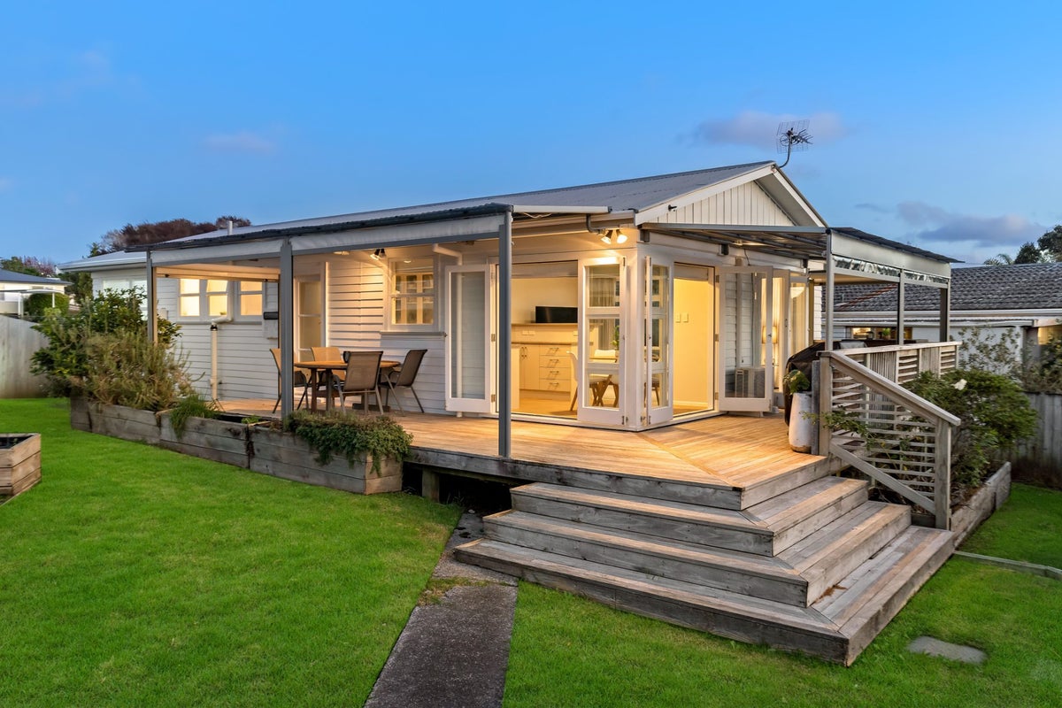 10 Gilpin Place, Beach Haven, Auckland - Carousel 2