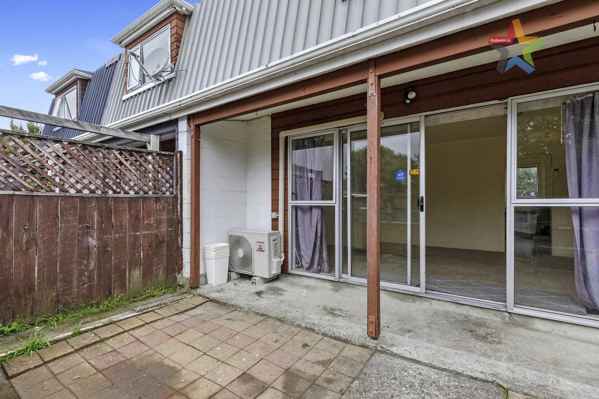 8C MONTGOMERY CRES, MAORIBANK, UPPER HUTT - Carousel 2