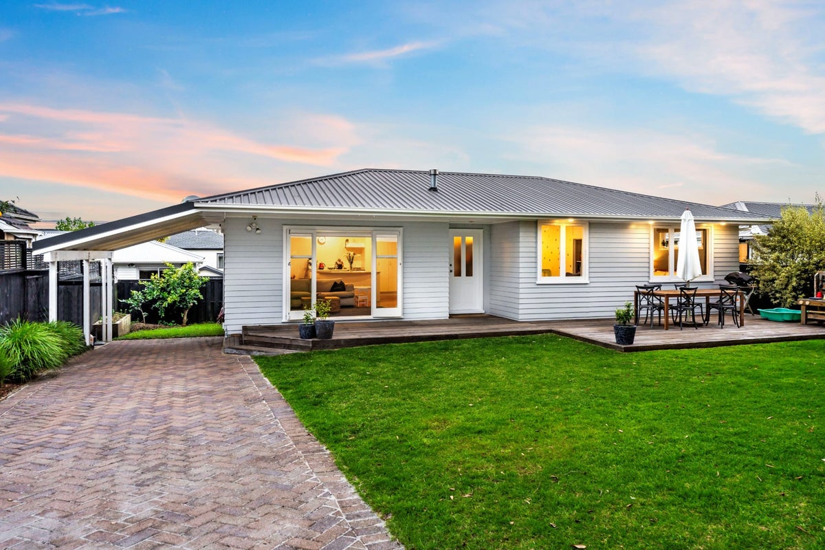 25 Sloane Street, Glen Innes, Auckland - Carousel 1