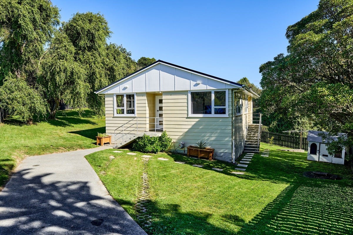 25 Passive Grove, Ascot Park, Porirua - Carousel 1
