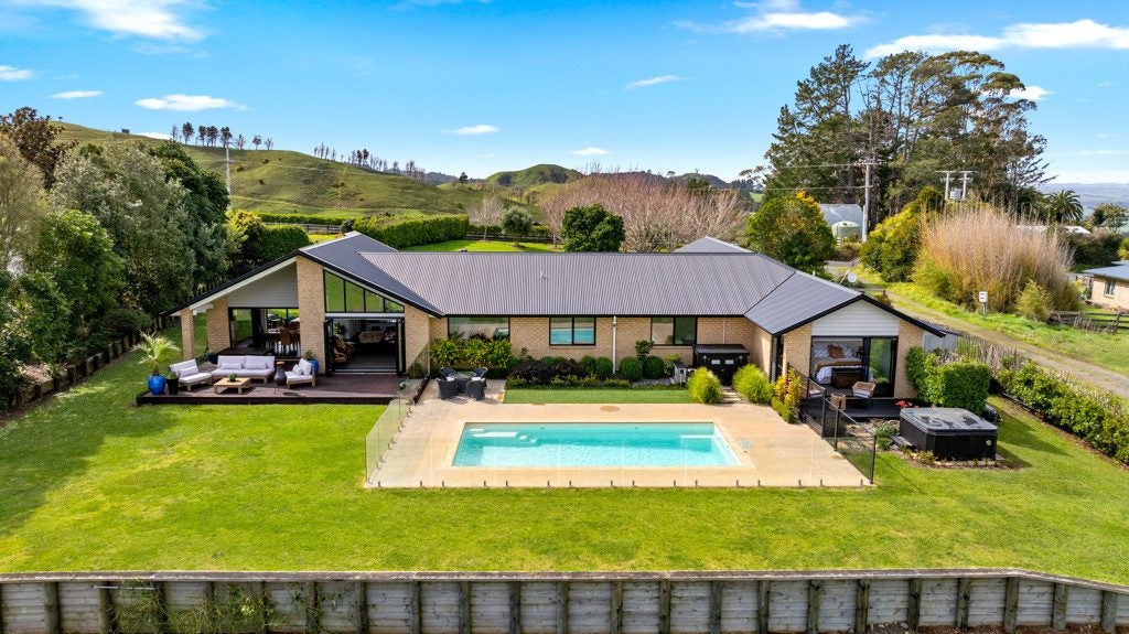 217 Pinnacle Hill Road, Bombay - Carousel 1