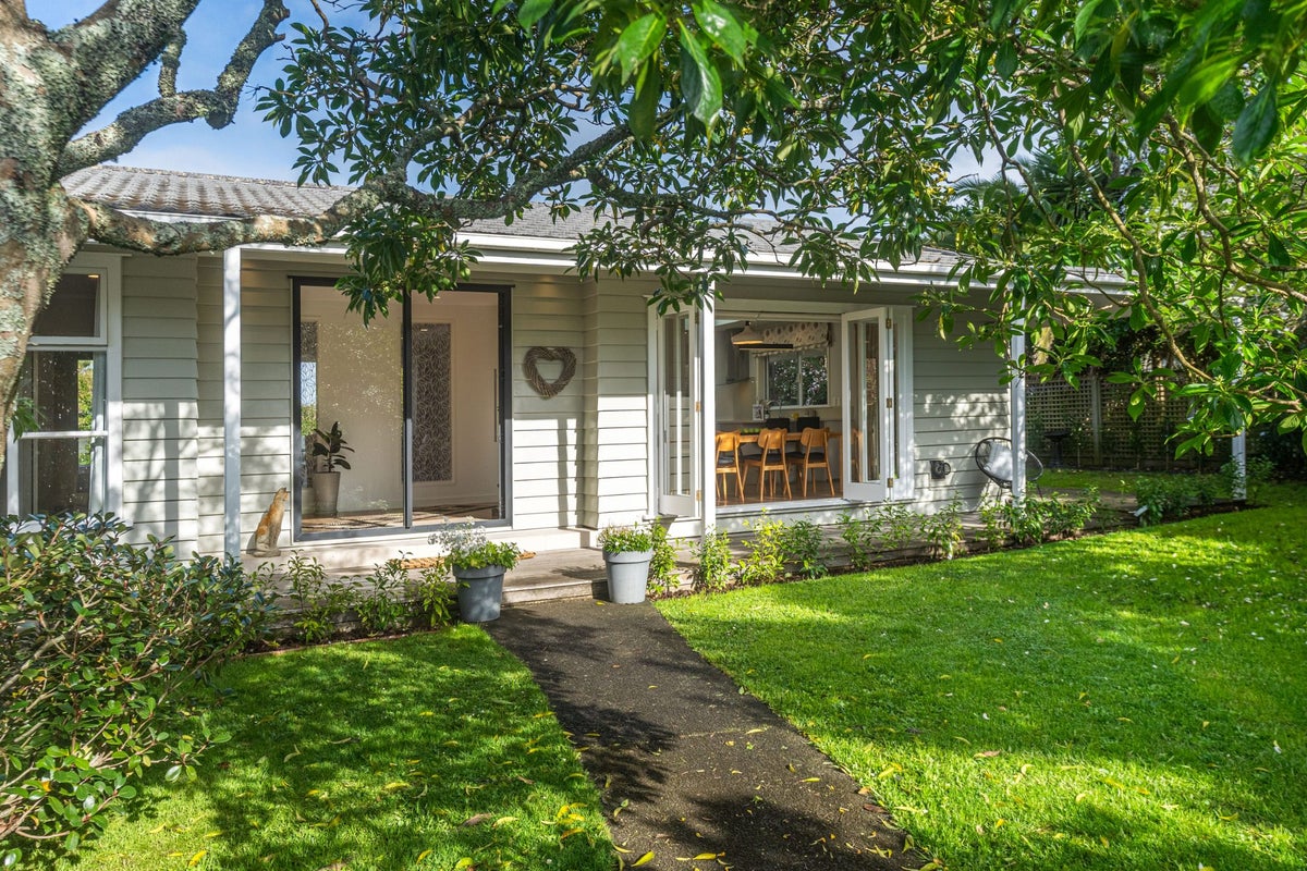 12 Midway Avenue, Castor Bay, Auckland - Carousel 1