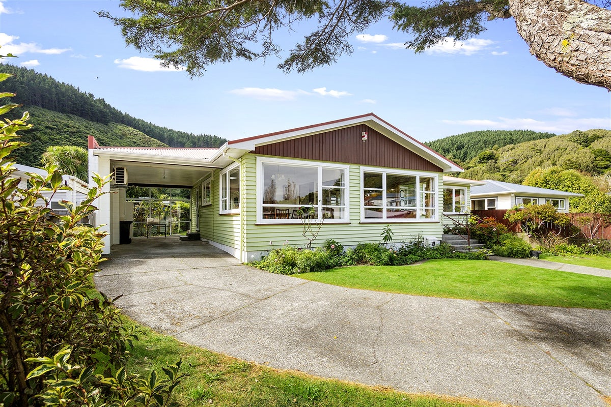 10 Peckham Grove, Tawa, Wellington - Carousel 1