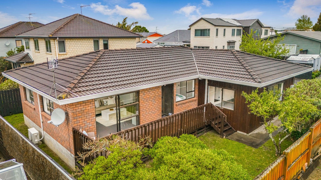 1/2 Kokiri Street, Te Atatu South, Auckland - Carousel 1