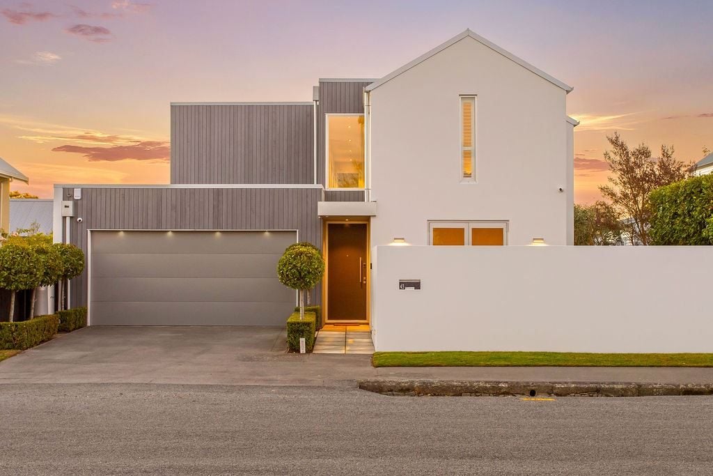 43 Hawkesbury Avenue, St Albans, Christchurch - Carousel 1