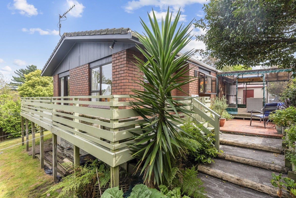 6 Pitoitoi Street, Otaihanga, Paraparaumu - Carousel 1