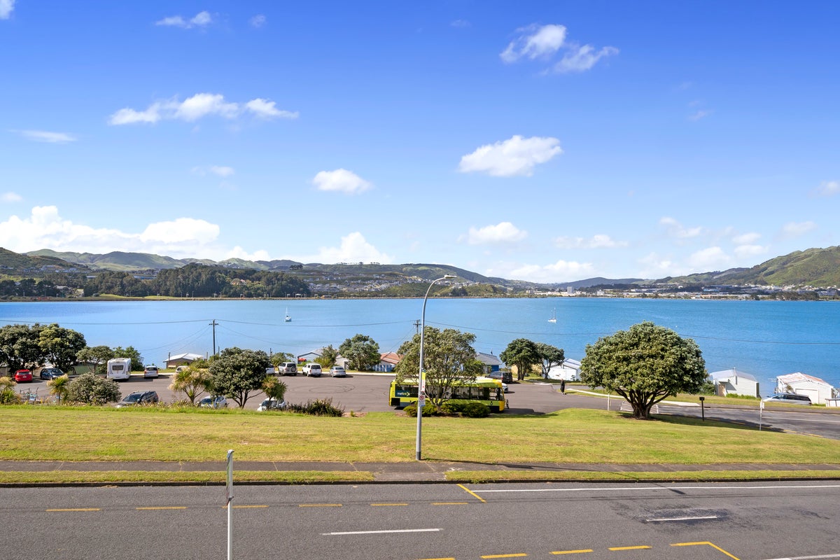 7 Gloaming Hill, Titahi Bay, Porirua - Carousel 1