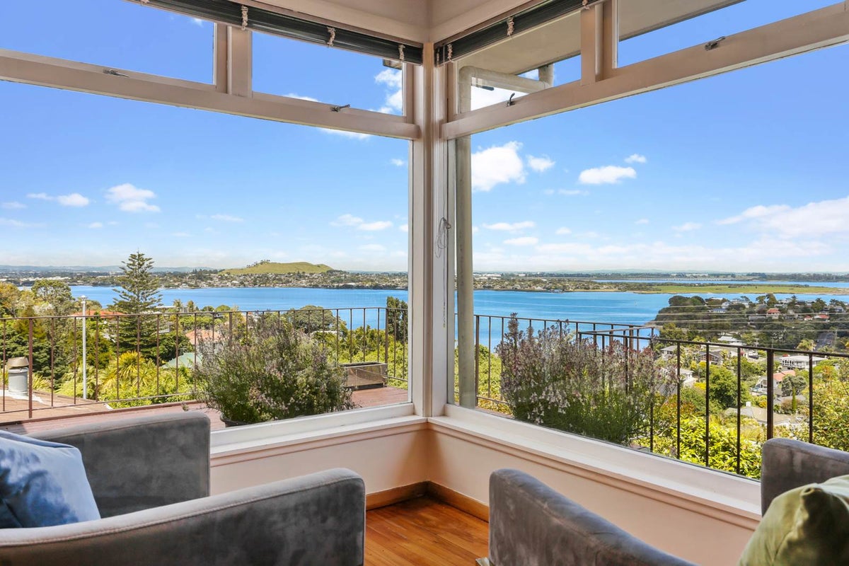 6 Viking Avenue, Hillsborough, Auckland - Carousel 1
